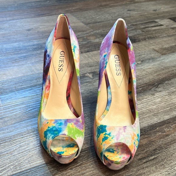 Guess Multi Color Screen Print Floral Peep Toe Pump /Size 7/ Item# 1-24954 - Picture 1 of 6